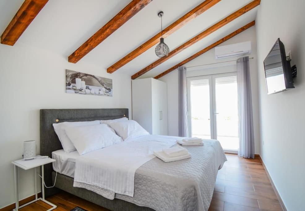 Villa With Amazing View And A Private Pool, Susnjar 1 Krusevo  Экстерьер фото